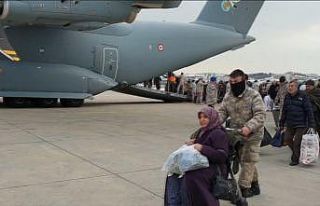 Malatya’daki depremzedeler uçaklarla Ankara’ya...
