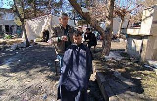 Malatyalı depremzede berberden ücretsiz tıraş