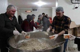 Mardin’de kazanlar gönüllüler tarafından depremzedeler...