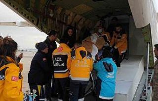 Mehmetçik Adıyaman’da kurtarılan depremzedeleri...