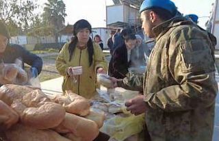 Mehmetçik, deprem bölgesinde 40 bin kişilik sıcak...