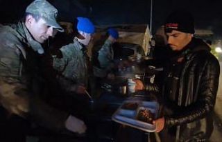Mehmetçik deprem bölgesinde sıcak yemek dağıtımına...