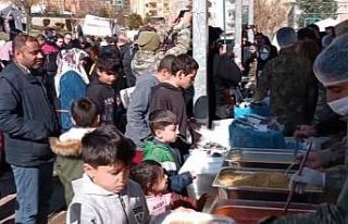 Mehmetçik Şanlıurfa’da depremzedelere sıcak...