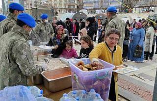 Mehmetçik’ten depremzedelere sıcak yemek ikramı