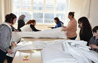 Meslek lisesi öğrencileri depremzedeler için uyku...