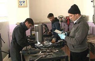 Meslek lisesinde depremzedeler için soba üretimi...