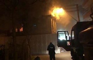 Metruk bina alev alev yandı: 2 ölü