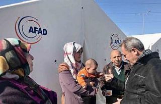 Milletvekili Şahin Tin çadır kentte depremzedelerle...