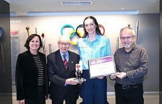 Milli voleybolcu Eda Erdem Dündar, Şeref Diploması...