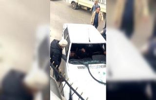 Minibüsle kafa kafaya çarpışan otomobilin sürücüsü...