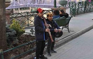 Minik müzisyenler görenlerin içini ısıttı