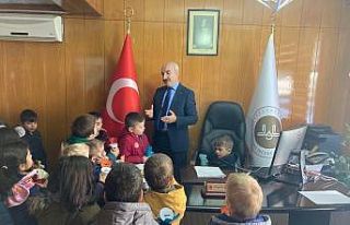 Minik öğrenciler kumbaralarını depremzedelere...