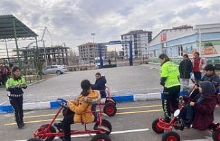 Minik öğrencilere uygulamalı trafik eğitimi