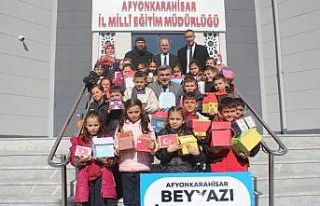 Minik yürekleri depremzedeler için attı