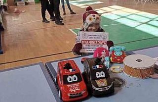 Minikler depremzedelere yardım için ellerinden geleni...