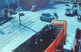 Motosiklet otomobil ile çarpıştı, o anlar kamerada