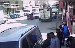 Motosiklete çarptı, ikisi çocuk 3 kişiyi yaralayıp...