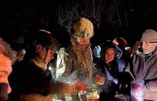 MSB, deprem bölgelerinde gece boyunca yemek dağıtımına...