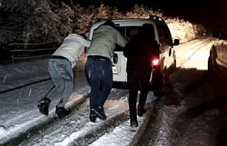 Nebiyan Dağı beyaza büründü, araçlar yollarda...