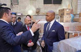 New York Belediye Başkanı Adams’tan Türk camisine...