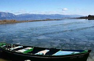 Nilüferleriyle meşhur Işıklı Gölü dondu