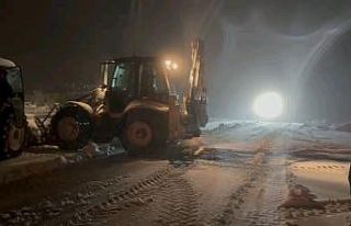 Nişan töreni dönüşü kar yağışına hazırlıksız...