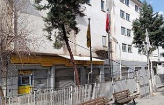 Nusaybin’de depremden dolayı PTT binası kapatıldı