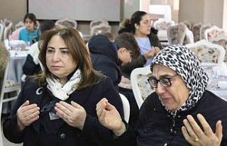 Oğlunun şehit aylığıyla depremzedelere yemek...
