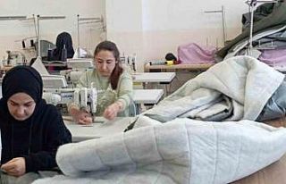 Öğrenciler deprem bölgesine göndermek için uyku...
