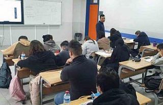 Öğrenciler İngilizce ve matematik bilgilerini bu...