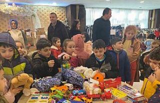 Öğrenciler oyuncaklarını depremzede kardeşleriyle...