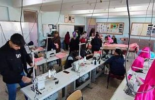 Öğretmen, öğrenci, veli el ele verdi depremzadeler...