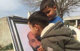 Öldürülen babasının fotoğrafına sarılıp gözyaşlarına...
