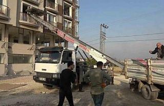 Ölümü göze alıp, hasarlı binalardan eşya taşıdılar