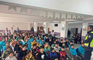 Ortaokul öğrencilerine trafik kuralları eğitimi...