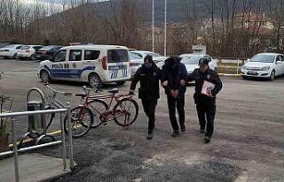 Oto teyp hırsızı parmak izinden yakalandı