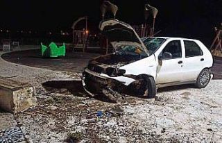 Otomobil çocuk parkına daldı: 2 yaralı