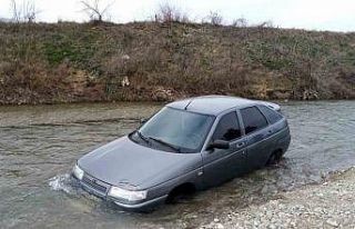 Otomobil dereye uçtu