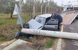 Otomobil elektrik direğine çarptı