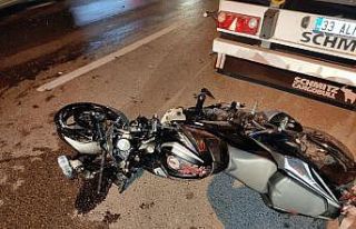 Otomobil ile çarpışan motosikletin sürücüsü...