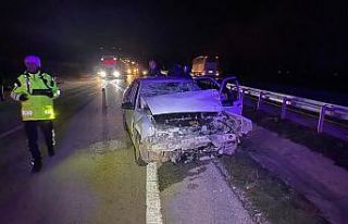 Otomobil tıra arkadan çarptı: 3 yaralı