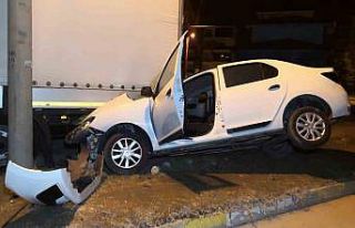 Otomobil tıra ok gibi saplandı: 1’i ağır 2 yaralı
