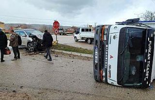 Otomobille çarpışan kamyon yan yattı