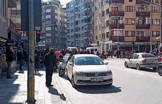 Otomobille çarpışan motosikletli kurye ağır yaralandı