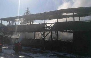 Otoyolda park halindeki yolcu otobüsü yandı