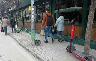 Özensizce park edilen scooterlar kaldırımdan geçenlere...