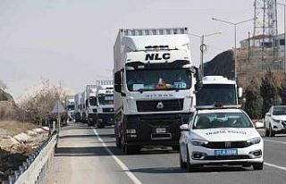 Pakistan’dan çıkan yardım tırları konvoy halinde...