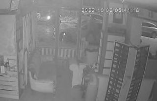 Park halindeki otomobilden konsol hırsızlığı...