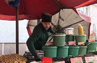 Pazar esnafı mor zeytin ve asma yaprağı salamurasının...