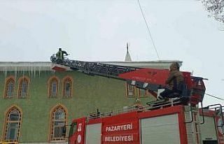 Pazaryeri itfaiyesinden buz mesaisi